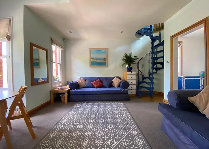 8 Ravenscourt Gardens